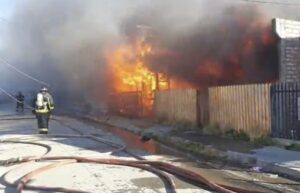 Fuertes rachas de viento fueron clave para que incendio arrasara con ocho viviendas
