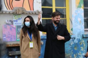 Boric cerró simbólicamente sede parlamentaria y “traspasó mando” a Javiera Morales