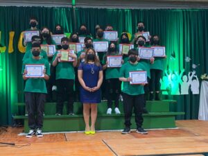 Realizan licenciatura a cerca de 50 alumnos de octavo básico de la Escuela Portugal