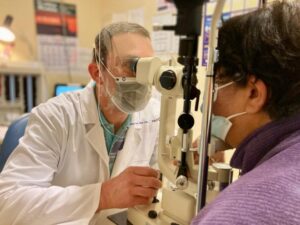 Llaman a prevenir traumas oculares por fiestas de fin de año