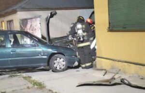 Conductora estrelló su auto contra cerco y medidor de gas