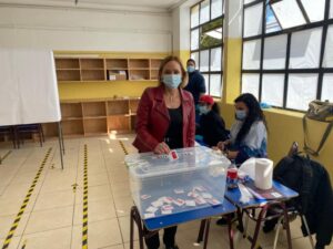 La senadora Carolina Goic sufragó en Escuela Croacia