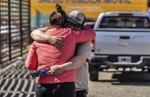 El abrazo de la esperanza al otro lado del alambre