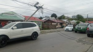 Conductor chocó contra poste, lo derribó y causó daños a automóviles estacionados