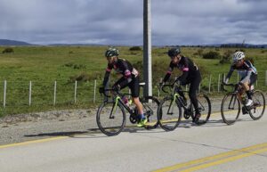 Pedro Chelech y Ariela Mansilla ganaron la sexta fecha del campeonato regional de ciclismo en Ruta 2021