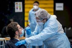 Fuerte alza de nuevos casos marcó jornada previa al Año Nuevo
