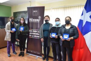 Prodemu entregó lectores de tarjeta de débito a mujeres de provincia Antártica