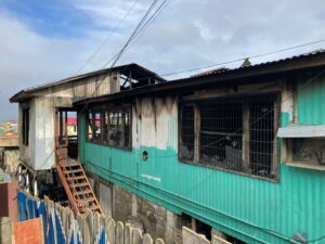 Vecina afectada por incendio acusa falta de presión en los grifos