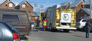 Niños quedaron encerrados en vehículo