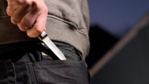 Padre habría intentado apuñalar a su hijo con cortaplumas