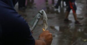 Joven descubierto con molotov en marcha pagará $50 mil
