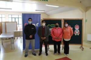Donan setenta cajas de alimentos a la Escuela Portugal