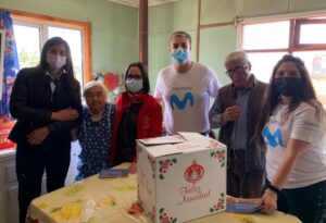 Adultos mayores de Porvenir y Puerto Natales recibieron canastas familiares