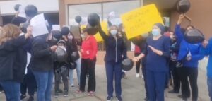 Funcionarios de salud en alerta por despidos de médicos y enfermeras