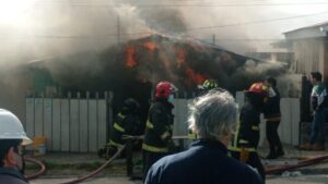 Incendio destruyó dos viviendas y dejó a diez adultos y tres niños damnificados