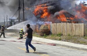 Incendio arrasó con vivienda de fundador de Bomberos en Puerto Williams