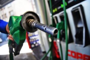 Precio de las gasolinas subirá hoy $2 por litro