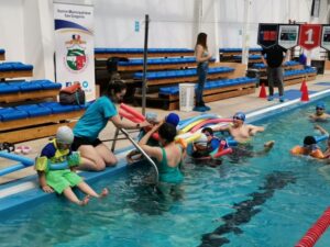 Niños de San Gregorio disfrutaron de día de natación en Piscina Fiscal