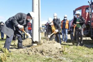 Vecinos del Andino cuentan con el primer poste eléctrico