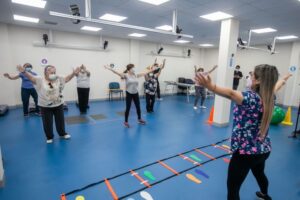 48 adultos mayores participan de taller de envejecimiento activo del CADI UMAG
