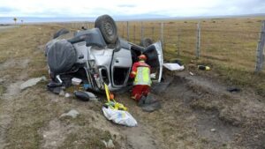 Adulta mayor y una menor con lesiones graves tras volcar camino a Río Verde