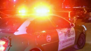 Detenido habría lanzado dos cuchillos cocineros a pareja