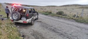 Mujer que iba en vehículo volcado sufre lesiones graves y es aeroevacuada a Punta Arenas