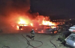 Incendio en chatarrería movilizó a tres unidades de Bomberos
