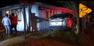 Conductor terminó impactando vivienda en Natales