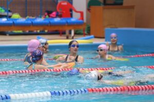 Clases de natación gratuitas para niños, niñas y adolescentes