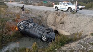 Vehículo volcó camino al Andino: único ocupante huyó del lugar a pie