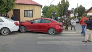 Colisionaron y terminó chocando contra auto estacionado