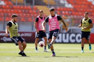 La jugada maestra de Martín Lasarte: un debutante absoluto asoma como titular en la Roja ante Bolivia