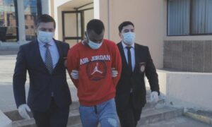 Expulsan a colombianos condenados por tráfico de drogas