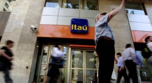Banco se querella contra magallánico que costeó lujosas vacaciones tras obtener reembolso indebido