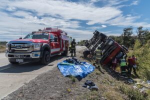 Camión vuelca en sector Río Rubens