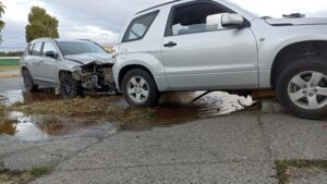 Colisión terminó automóvil arrancando un grifo