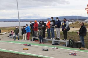Oficializan pista de carreras para autos motorizados a escala manejados por radio control