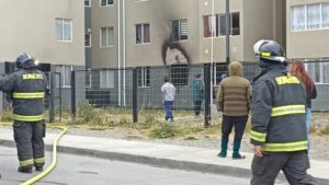 Problema doméstico terminó con incendio que destruyó departamento en edificio