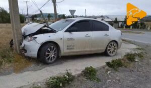 Evitó colisión y terminó chocando contra poste
