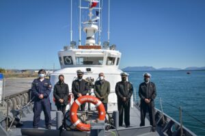 Ministro de Defensa visitó unidades marítimas en Natales