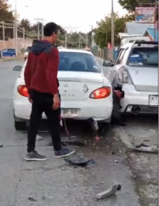 Suspenden licencia de conductor ebrio que chocó contra vehículo estacionado