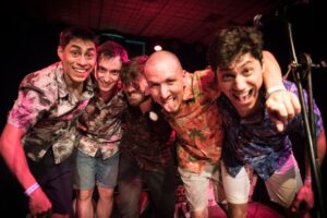 “La canción cobra un significado por el sentirse aquejado, deprimido y sobrepasado por estar encerrado; lo que nos pasó a todos”