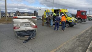 Furgón volcó en conflictivo “cruce de la muerte”
