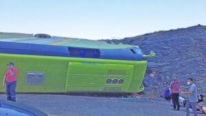 Bus vuelca en Ruta Y-290 dejando 20 personas lesionadas y dos en estado grave