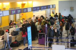 Gran malestar de pasajeros de aerolínea Sky por reprogramación de vuelos