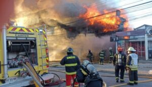 Hombre fallece en incendio que arrasó con emblemática casona en pleno centro