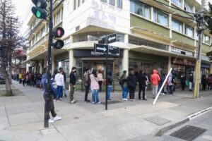 Alta demanda por uniformes y útiles escolares repletan tiendas a 3 días de regreso a clases