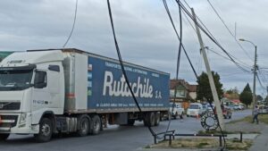Cuantiosos daños dejó camión que arrasó con cableado eléctrico