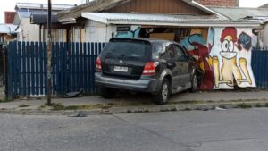 Chofer ebrio colisionó y terminó contra taller
